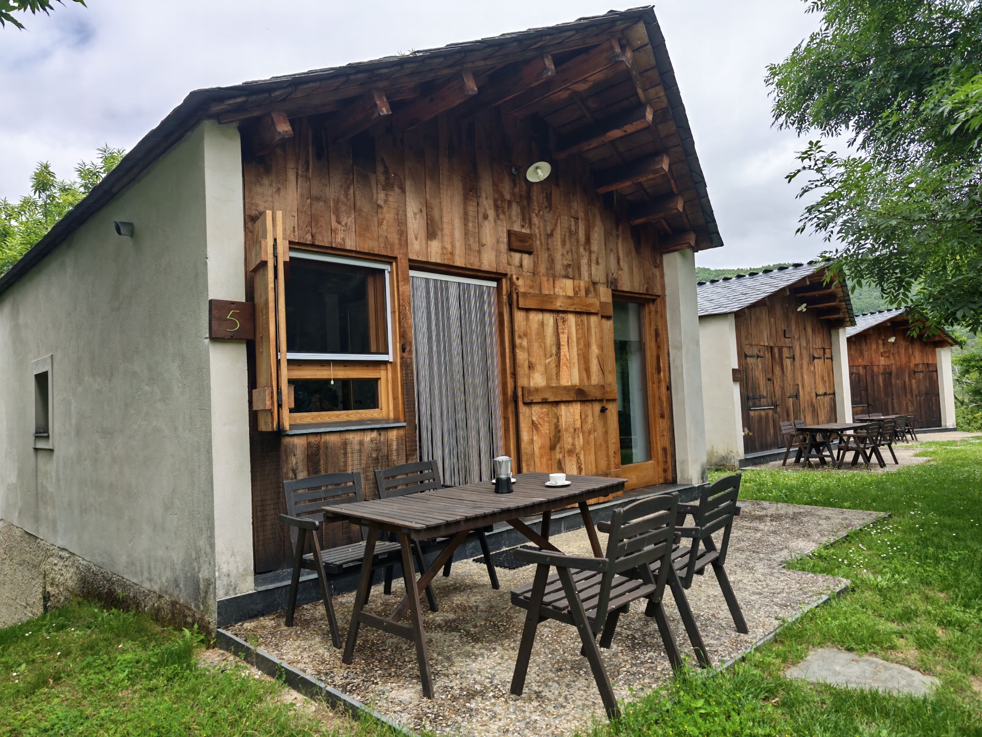 Alojamiento O Freixo en A Carbiña — Cabaña con porche y vistas al valle